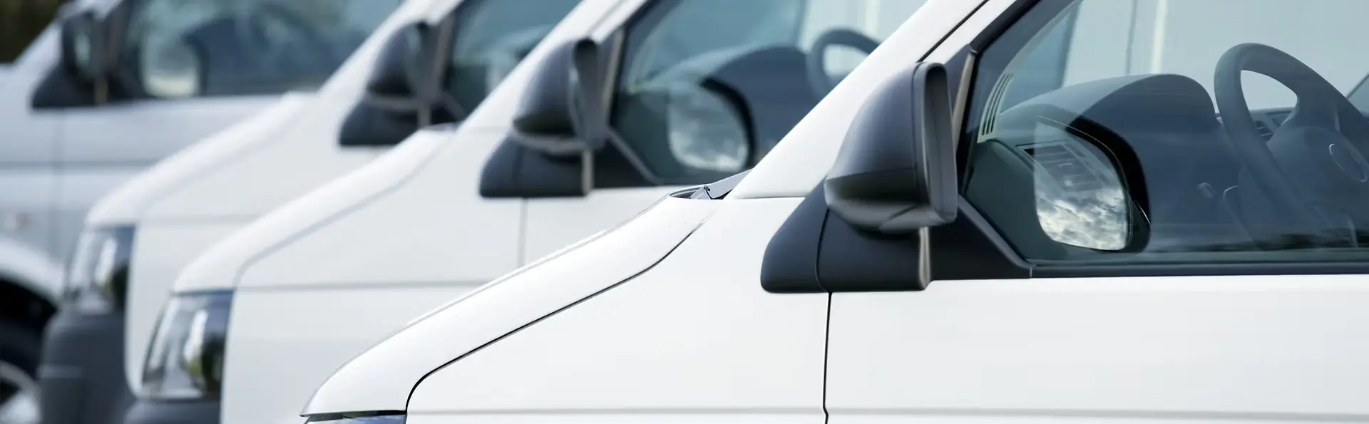 Reihe weißer Transporter des Fuhrparks